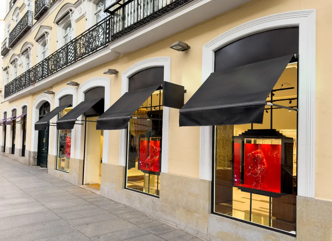 Façade vitrine de magasin en aluminium sur mesure à Saint-Martin-de-Valgalgues